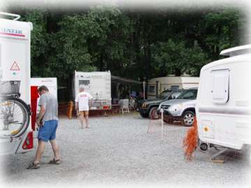 Parkplatz Chaos: ohne Strom und keinen Schatten!!!!