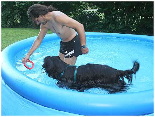 Popa mit Enzo beim Wassertreten.